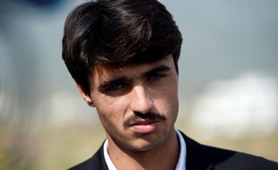 La photo du beau serveur aux yeux bleus Arshad Khan a fait le buzz sur les réseaux sociaux