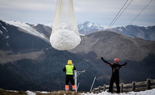 La fameuse livraison de neige par hélicoptère dans la station de ski de Superbagnères le 15 février 2020.