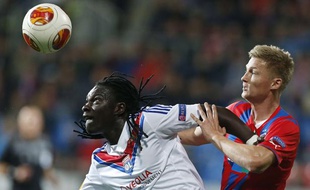 Vaclav Prochazka et Bafetimbi Gomis lors de Viktoria Plzen-OL, le 20 mars 2014.