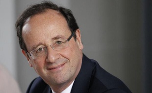François Hollande a estimé mercredi que "les bonnes idées il faut les avoir en début de mandat, pas à la fin", en réaction à la proposition faite la veille par Nicolas Sarkozy de créer un "impôt sur les bénéfices minimum pour les grands groupes" du CAC 40.