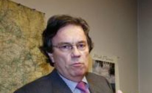 L'ancien ministre socialiste de la Santé, Claude Evin, comparaîtra le 10 mars devant le tribunal correctionnel de Paris, accusé d'avoir indirectement exercé des pressions sur la famille d'une victime de l'affaire du sang contaminé pour qu'elle retire une plainte.