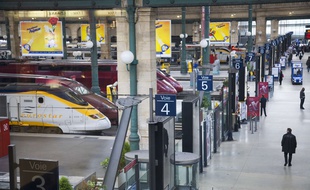 Illustrations des quais de l'Eurostar à la gare du nord à Paris.