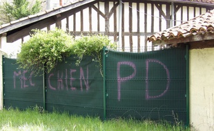 Les tags homophobes sur la palissade d'une maison.