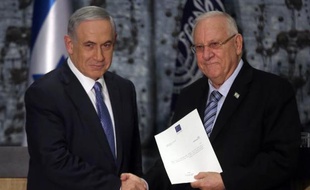 Le président israélien Reuven Rivlin (d) charge le Premier ministre Benjamin Netanyahu (g) de former un gouvernement, le 25 mars 2015 à Jérusalem