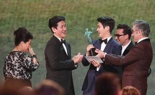 Le réalisateur Bong Joon-ho a aussi de grandes chances de rentrer à la maison avec la statuette dorée des Oscars en février.
