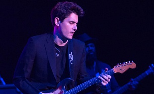 Le musicien John Mayer sur la scène du Madison Square Garden