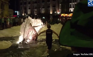 Des supporters irlandais prennent un bain dans une fontaine lilloise.