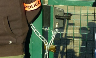 Le cadenas sur la porte de l'école Beauregard à Yerres (Essonne) le 3 septembre 2014.