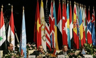 La secrétaire d'Etat américaine Condoleezza Rice et le Premier ministre irakien Nouri al-Maliki ont exhorté jeudi les participants à la conférence internationale de Charm el-Cheikh, en Egypte, à aider l'Irak à sortir du chaos et de la banqueroute.
