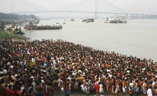 Des hindous se réunissent sur les bords du Gange pour les fêtes de Malahaya, Inde, le 10 octobre 2007.