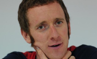 Le vainqueur du Tour de France cycliste2012, le Britannique Bradley Wiggins, a été hospitalisé mercredi après avoir été heurté par une voiture alors qu'il circulait à vélo près du domicile de sa famille dans le Lancashire (nord-ouest de l'Angleterre), a annoncé la police.