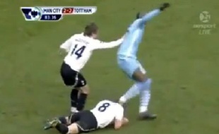 Mario Balotelli essuie ses crampons sur Scott Parker, lors du match entre Manchester City et Tottenham, le dimanche 22 janvier 2012.