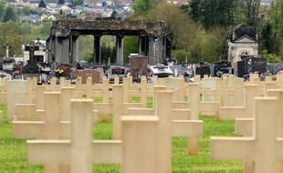 Quarante tombes ont été profanées dans un cimetière militaire des Ardennes où reposent des soldats allemands, jetant une ombre sur le cinquantenaire de la réconciliation franco-allemande célébrée dimanche par Angela Merkel et François Hollande, a annoncé samedi l'Intérieur.