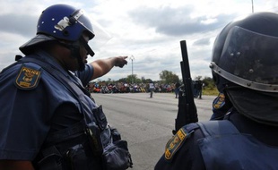 La police sud-africaine a tiré jeudi des balles de caoutchouc et des gaz lacrymogènes pour disperser une manifestation de mineurs travaillant pour le numéro 1 mondial de production de platine, le groupe Anglo American, près de Rustenburg (nord-ouest de Johannesburg), ont annoncé les médias locaux.