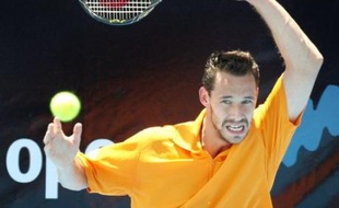 Michaël Llodra, vainqueur du vétéran australien Joseph Sirianni 6-3, 7-6 (10/8) samedi, s'est qualifié pour la finale du tournoi d'Adelaïde où il affrontera le Finlandais Jarkko Nieminen, tête de série N.3, vainqueur de Jo-Wilfried Tsonga (N.6) 6-2, 6-4.
