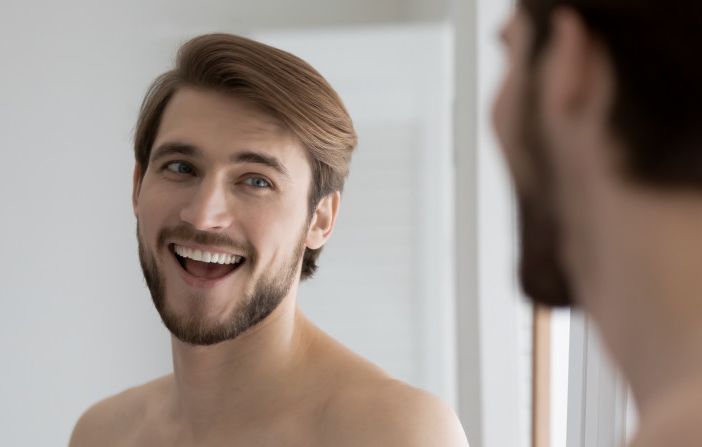 Les hommes passent près de 3,6 heures par jour à prendre soin de leur apparence physique, contre quatre heures pour les femmes.