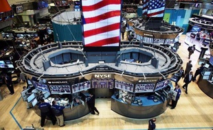Wall Street a débuté la séance en légère hausse mardi, dans le sillage des places financières européennes rassurées par une certaine détente dans la zone euro et en l'absence de données économiques américaines majeures: le Dow Jones progressait de 0,31% et le Nasdaq de 0,70%.
