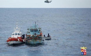 Neuf cents migrants sans visa qui faisaient route vers l'Italie à bord d'embarcations précaires ont été recueillis en Méditerranée ces dernières vingt-quatre heures, a annoncé lundi soir la Marine militaire italienne.
