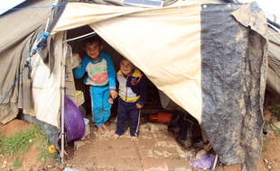 Des enfants debout dans leur tente dans un camp de réfugiés à Erbil, capitale du Kurdistan.
Credit : Yaser Jawad/CHINE NOUVELLE/SIPA.