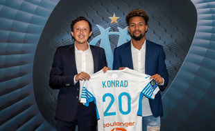 Konrad de la Fuente au côté de Pablo Longoria