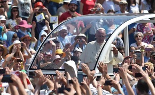 Arrivée du pape François au stade olympique où il doit célébrer la messe le 6 juin 2015 à Sarajevo