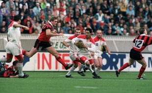 Eric Melville (à gauche) face à Serge Blanco lors de la finale du championnat Biarritz-Toulon le 6 juin 1992 au Parc des Princes.