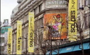 "Les soldes comme ils sont organisés actuellement sont profitables à nos entreprises, alors pourquoi prendre des décisions hasardeuses pour changer la situation? Je suis pour un statu quo", a indiqué le président de l'Union du grand commerce de centre ville Jacques Perrilliat.