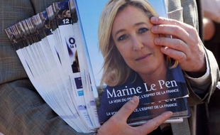 Marine Le Pen, candidate du Front national, a renvoyé dos à dos les deux favoris de la présidentielle Nicolas Sarkozy et François Hollande qui selon elle "n'aiment pas la France" et "la conjuguent au passé", vendredi soir en meeting à Nice.