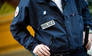 Un homme de 21 ans, qui avait tenté mardi matin de voler le coffre-fort d'un magasin de jouets de Toulouse, a été mis en examen jeudi pour ces faits mais aussi pour tentative de meurtre sur les policiers venus l'arrêter, a-t-on appris de source judiciaire.