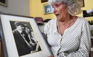 Shamiram Sevag, 101 ans, survivante du génocide arménien montre une photo de ses parents, le 16 avril 2015 à Cagne-sur-Mer