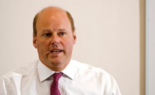 Le directeur général Stephen Hester devait recevoir cette année un bonus de 963.000 livres (1,15 million d'euros), soit un peu moins de la moitié de l'an dernier, en plus de son salaire de 1,2 million de livres.