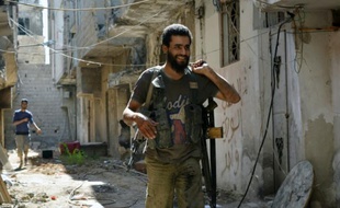 Un combattant d'un groupe rebelle d'opposition le 15 juin 2015 au sud de Damas