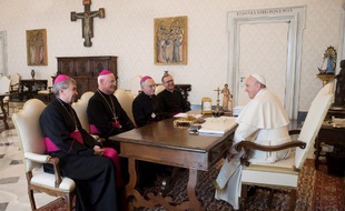 Photo d'archives du 12 avril 2019, diffusée par le Vatican, montrant le pape François (D) en discussion avec l’évêque de Saint-Denis, l’archevêque de Montpellier, l’archevêque de Marseille, et le secrétaire général de la Conférence des évêques de France.