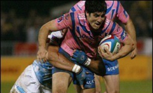 Clermont, vainqueur de Castres (30-23), a parfaitement profité du faux-pas du leader, le Stade Français, battu (27-29) chez la lanterne rouge, Bayonne, lors d'une 18e journée du Top 14 de rugby également marquée samedi par le retour de Toulouse dans le tiercé de tête.