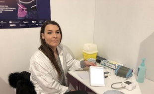 Charlène, infirmière, réalisait lundi 2 décembre place de la Bourse à Paris, des dépistages gratuits des maladies du coeur et des os lors de l'événement Protect Ur Life.