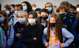 Des élèves masqués lors de la rentrée, en région parisienne.