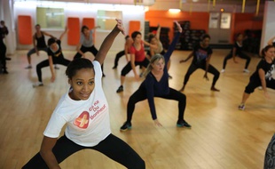 Doris Martel, au premier plan, l'une des créatrice de l'Afrovibe, lors d'un cours au CMG Maillot, à Paris, le 14 novembre 2014.