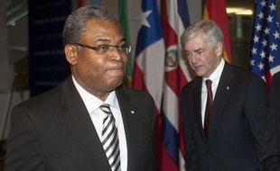 Le Premier ministre haïtien Jean-Max Bellerive (à gauche) et le ministre des Affaires étrangères canadien Lawrence Cannon, lors de la réunion sur la reconstruction d'Haïti à Montréal (Canada), le 25 janvier 2010.