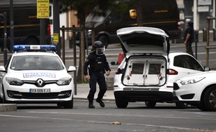 (Photo d'illustration) Des policiers interviennent à Villejuif après la découverte d'engins explosifs.
