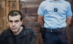Jean-Pierre Mura attend le début de son procès devant la cour d'assises de Chalon-sur-Saone le 10 juin 2015