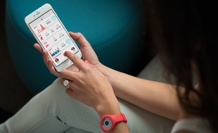 Le capteur d'activité Go de Withings permet, comme d'autres, de mesurer le nombre de nos pas quotidiens.