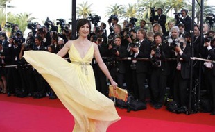 ... mais Elsa Zilberstein qui prend la relève. (Pour revivre les montées des marches de l'inégalable Sophie Marceau, en images, cliquez ici)