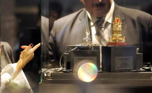 Le géant des diamants Alrosa, contrôlé à 90% par les pouvoirs publics russes, a officiellement lancé mercredi la mise en Bourse à Moscou de 16% de son capital, qui constitue une étape clé du programme de privatisations du gouvernement russe.