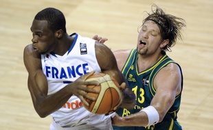 David Andersen (à d.) a affronter Florent Pietrus et l'équipe de France à l'Astroballe, en août 2010.