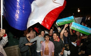 Des jeunes fêtent la victoire de Nicolas Sarkozy le 6 mai 2007, place de la Concorde à Paris.