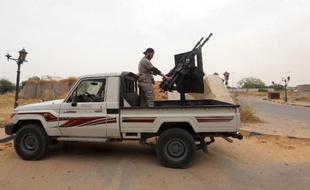 Des membres de l'armée lybienne formant la brigade Diraa al-Gharbiya avec leurs armes à l'entrée de Tripoli le 19 mai 2014