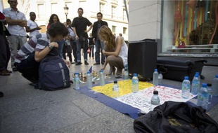 Une partie de jeu d'échecs sur un trottoir de la rue Caumartin (9e).