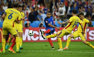 L'attaquant de l'équipe de France Dimitri Payet contre la Roumanie à l'Euro 2016, le 10 juin 2016, au Stade de France.