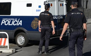 Des policiers espagnols