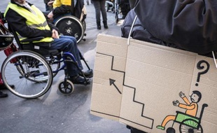 Manifestation de personnes handicapées à Lyon contre les problèmes d'accès aux lieux publics, le 11 février 2015